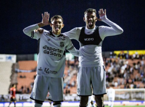 Herói do Ceará celebra gol da vitória contra o Ituano na Série B, seu primeiro pelo Vozão