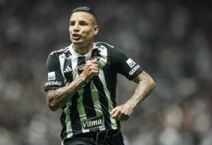 Guilherme Arana manda recado a Roger Flores, comentarista da Globo: 'Continue falando m...'