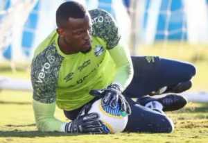 Goleiro pede desculpas após arremessar objeto em criança no Gre-Nal