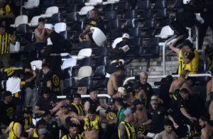 Torcida do Peñarol quebra cadeiras do Engenhão após goleada