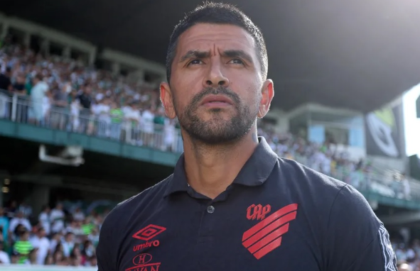 Treinador do Athletico exalta torcida após dois meses sem vitória