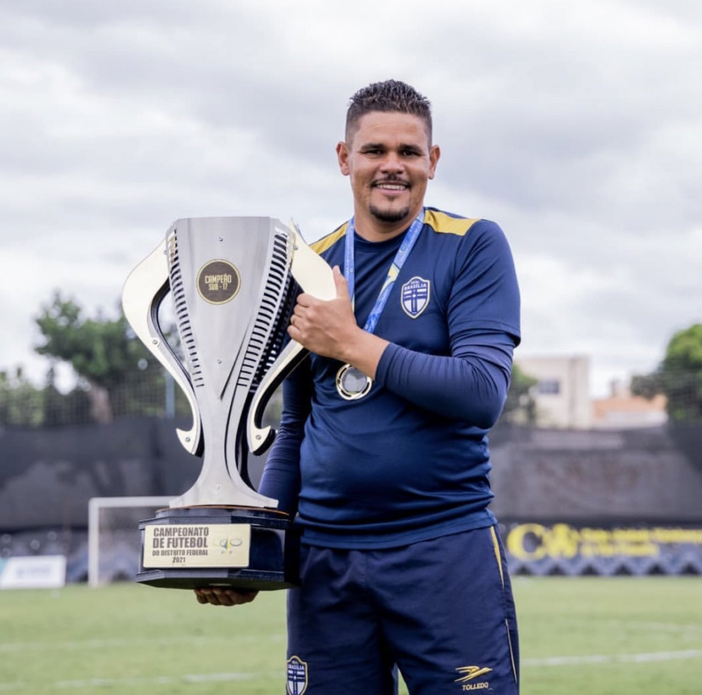 Treinador Léo Roquete, campeão com o Sobradinho