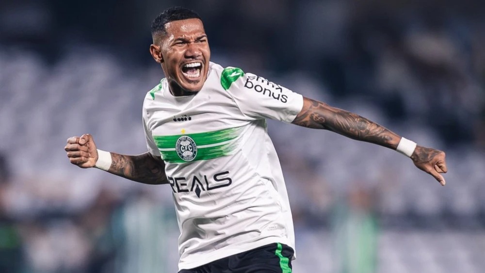 Volante do Coritiba recebe alta após mal-estar em partida contra o América-MG (Foto: Reprodução/Instagram)