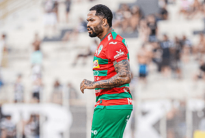 Repórter de Votuporanga acusa zagueiro da Portuguesa: 'Quebrou meu celular'