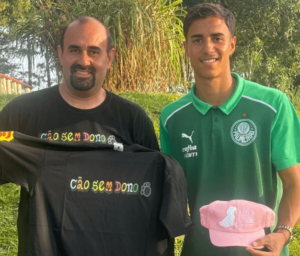 Zagueiro do Palmeiras vira embaixador em ONG de resgate de animais