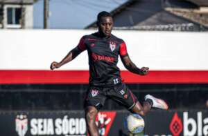 Técnico do Atlético-GO 'foge' de pergunta sobre Campbell