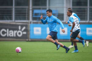 Grêmio faz 'jogo-treino' com time da base antes de duelo com Atlético-MG
