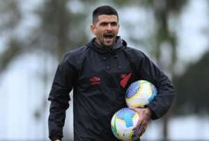 Técnico do Athletico pede 'pacto' com a torcida para fugir do Z4