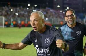 Técnico do Paysandu defende atacante após substituição