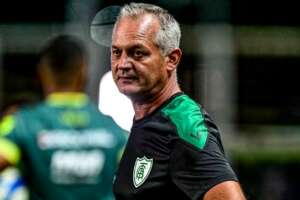 Lisca fala sobre constantes mexidas na escalação do América-MG na Série B: 
