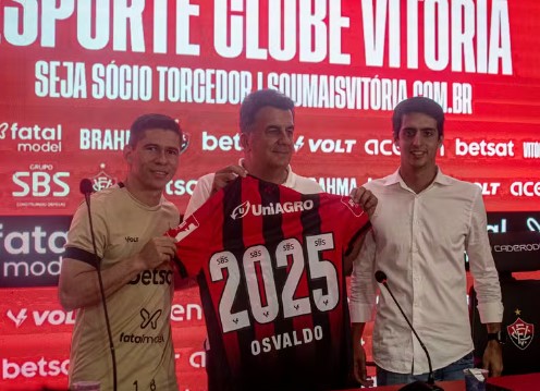 De contrato renovado, atacante do Vitória celebra permanência no clube para 2025 2 osva