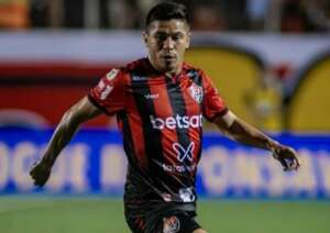 De contrato renovado, atacante do Vitória celebra permanência no clube para 2025