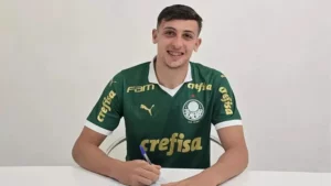 Palmeiras assina 1º contrato profissional de jovem zagueiro e coloca multa de R$ 600 milhões