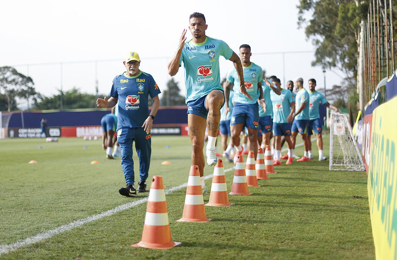 selecao brasileira treina no brasil com quatro desfalques