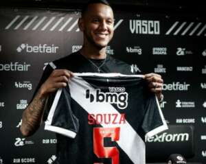 Volante do Vasco expulso com três minutos em campo faz pedido de desculpas