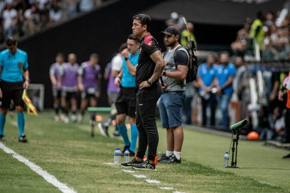 Carpini destaca mudança do Vitória no segundo tempo e valoriza empate com Atlético-MG (Foto: Victor Ferreira / EC Vitória)