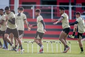 Zagueiro do Vitória fica fora das atividades e vira dúvida para partida contra o Red Bull Bragantino