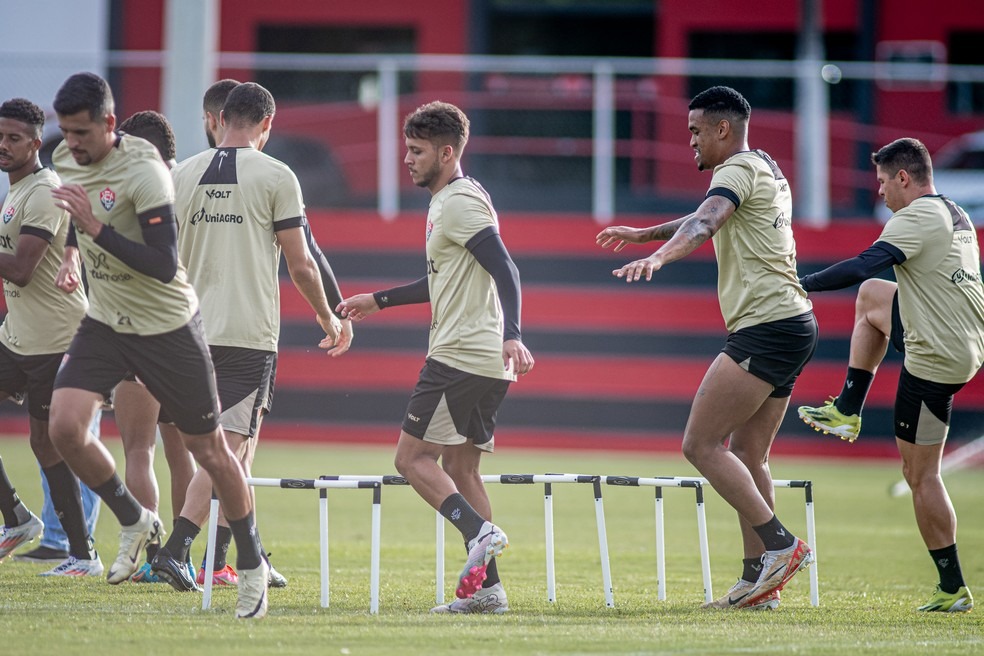 Zagueiro do Vitória fica fora das atividades e vira dúvida para partida contra o Red Bull Bragantino (Foto: Victor Ferreira / EC Vitória)