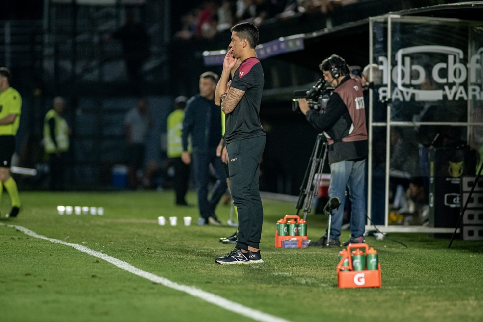 Técnico do Vitória, Thiago Carpini tenta vencer Red Bull Bragantino pela primeira vez na carreira (Foto: Victor Ferreira/EC Vitória)