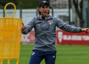 Criticado no São Paulo, Zubeldía atua em reuniões sobre 2025