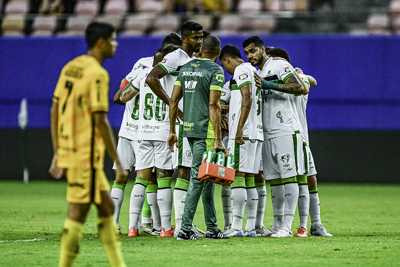 Zagueiro do América-MG lamenta desempenho fora de casa na Série B (Foto: Mourão Panda / América)