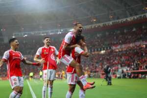 Internacional 2 x 0 Criciúma - Vizeu é expulso por chutar rosto do rival, e Colorado é o 4º