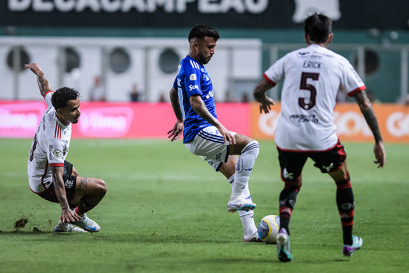 Flamengo vence Cruzeiro e segue no G-4; Goianiense surpreende Mineiro