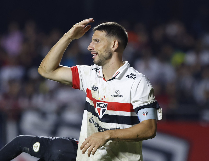 O São Paulo vem correndo contra o tempo para saber se vai poder contar com o centroavante Calleri no confronto diante do Grêmio (Foto: Rubens Chiri / São Paulo FC)