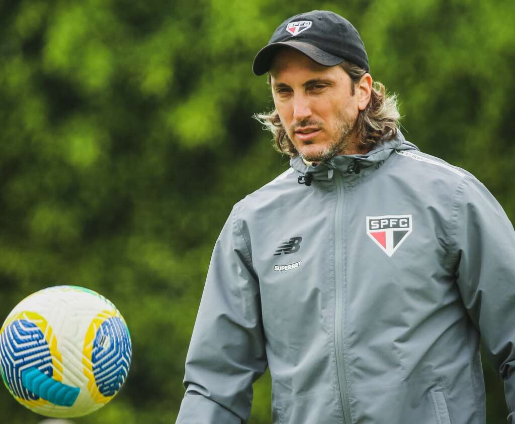 Zubeldía ‘quebra a cabeça’ para encontrar uma solução na lateral esquerda