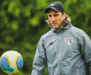 Zubeldía 'quebra a cabeça' para encontrar uma solução na lateral esquerda