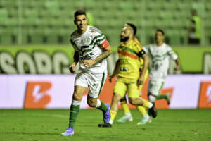 Com vitória do América-MG, Moisés se despede do futebol