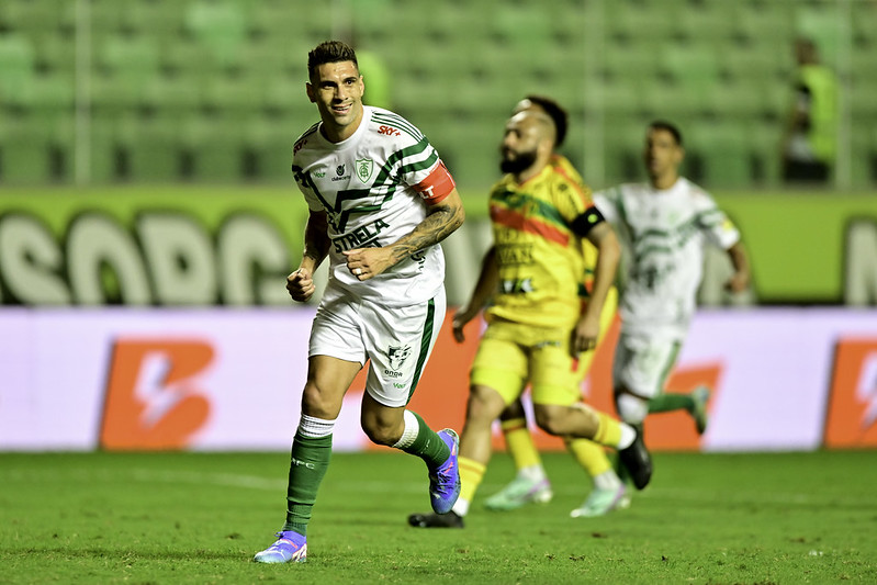 Com vitória do América-MG, Moisés se despede do futebol (Foto: Mourão Panda / América)