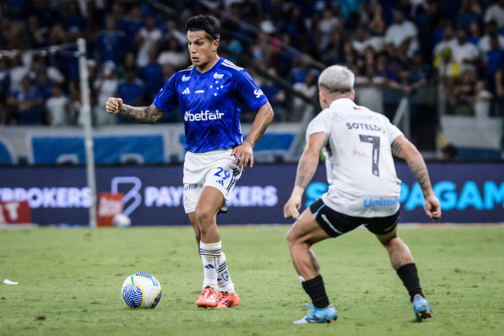 Diniz é vaiado e meia diz que Cruzeiro deu a respostas após vice da Sul-Americana