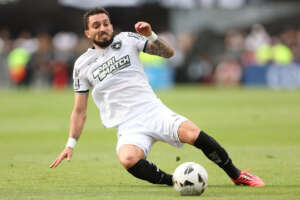 Alex Telles diz que conquista do Botafogo redime fracasso de 2023