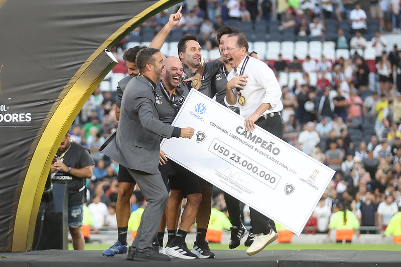 O polêmico John Textor, dono da SAF do Botafogo, ficou em êxtase com a conquista da Copa Libertadores (Foto: Vitor Silva/Botafogo)