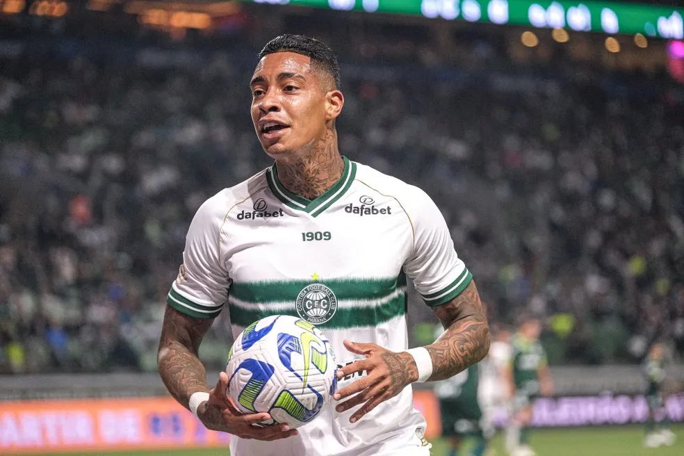 Alef Manga em ação pelo Coritiba