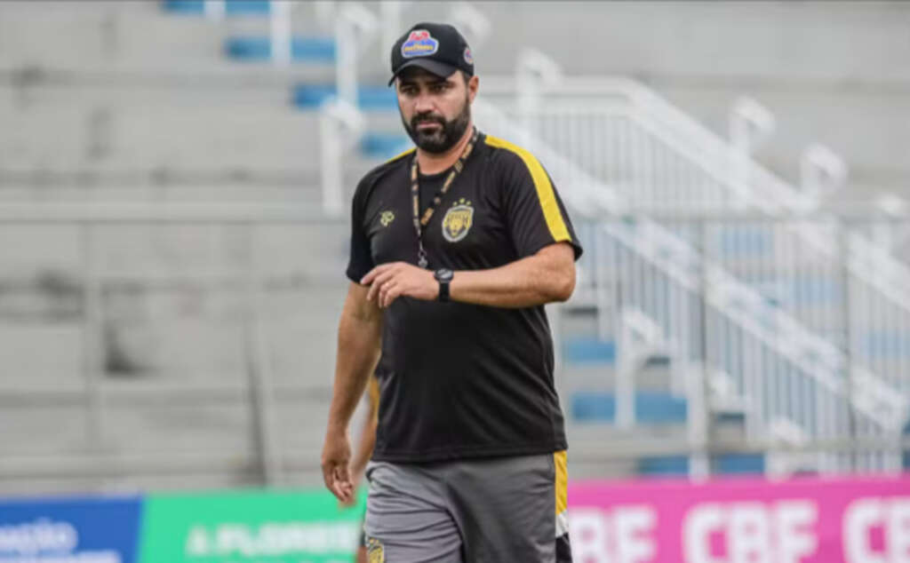 Amazonas rescinde com o treinador Rafael Lacerda e terá interino na Série B
