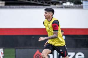 Meia do Atlético-GO inicia treinos após 9 meses lesionado