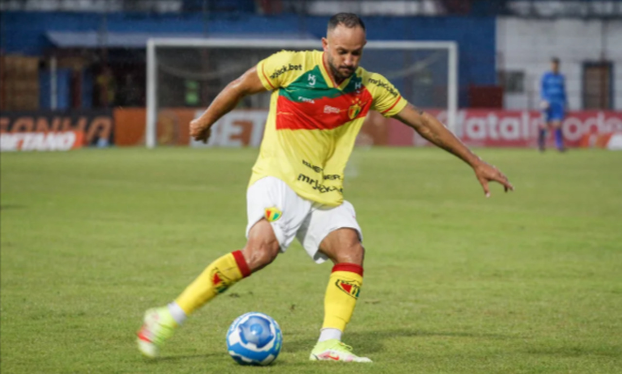 Atacante do Brusque celebra vitoria contra o Guarani