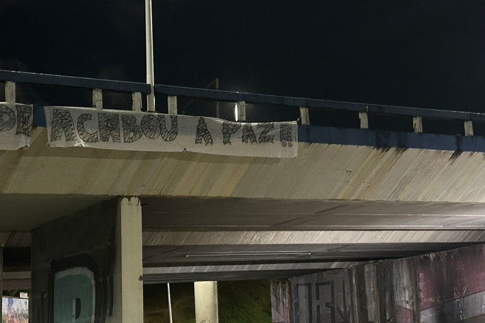 Torcida do Bahia pendura boneco com rosto de Rogério Ceni em viaduto (Foto: Redes sociais)