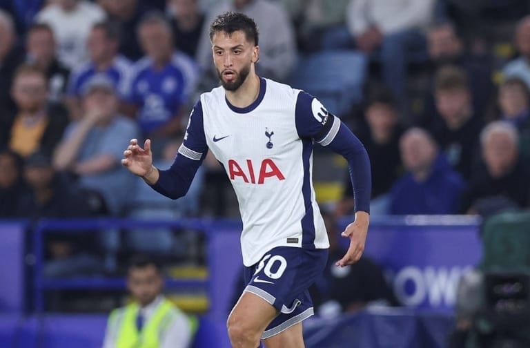 Bentancur em ação pelo Tottenham