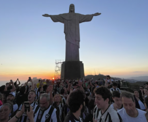 Torcedores do Botafogo recorrem a missa no Cristo e sal grosso em treino às vésperas de decisões