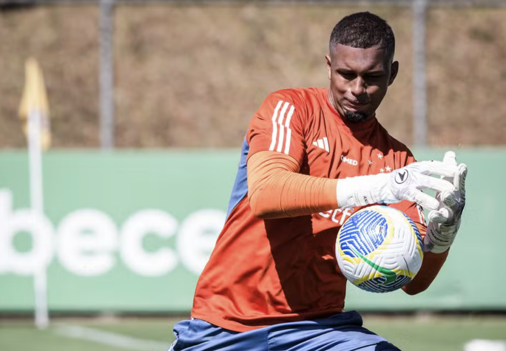 Goleiro do Cruzeiro publica carta após críticas por realizar casamento dias depois da Sul-Americana