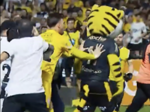 Confusão em jogo do Corinthians envolve torcida, polícia, jogadores e até mascote do Criciúma