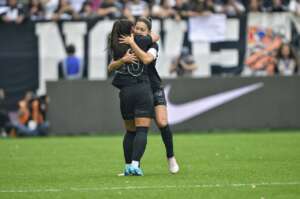 PAULISTA FEMININO: Corinthians bate Palmeiras e abre vantagem na decisão