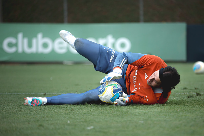 Red Bull Bragantino e Cruzeiro fazem duelo de desesperados, com objetivos opostos