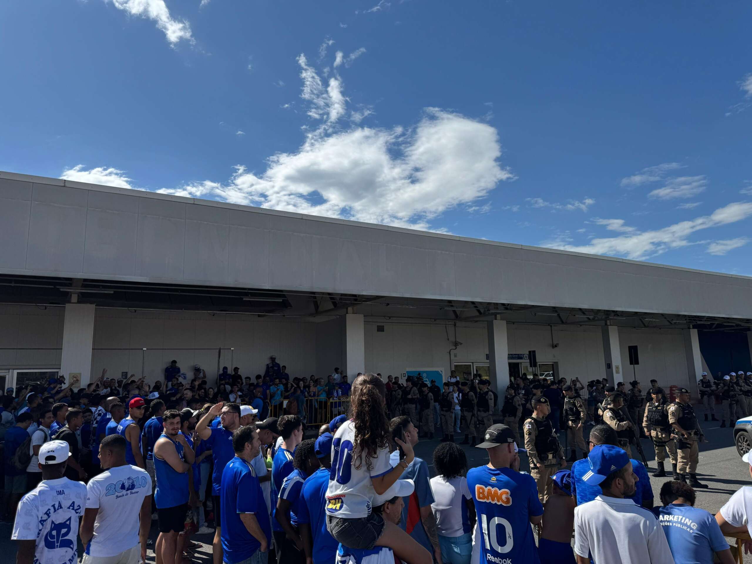 Torcida do Cruzeiro acompanha embarque da delegação em Confins (Foto: Divulgação/Cruzeiro)