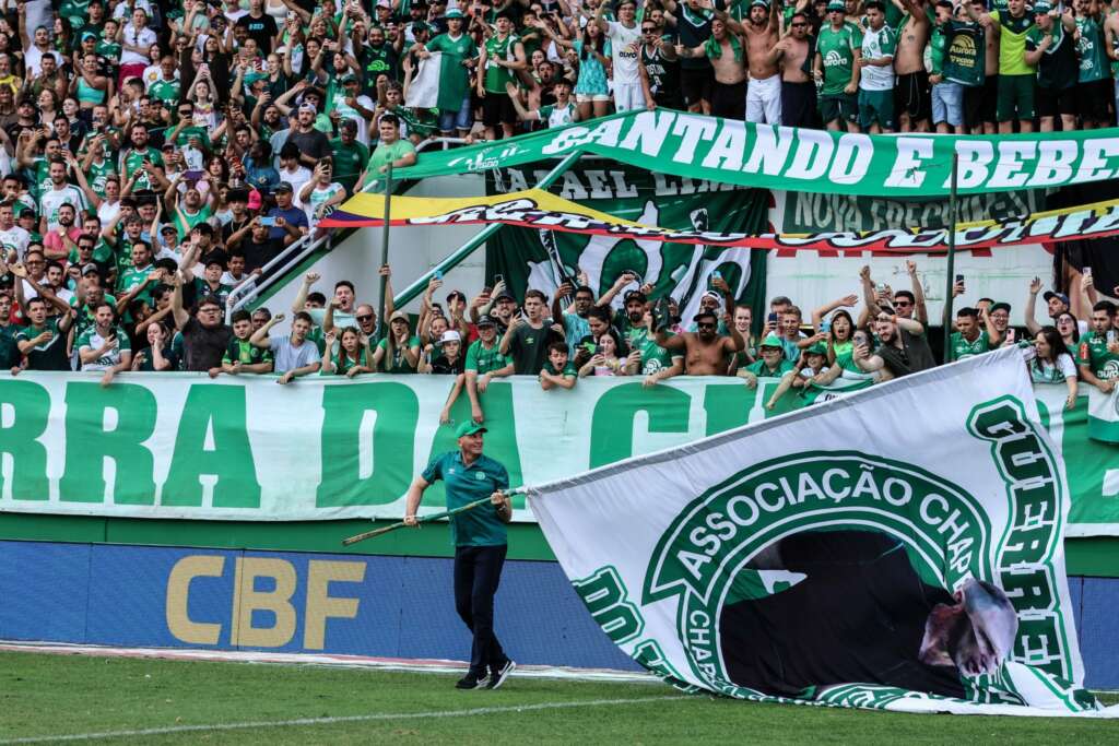 Técnico da Chapecoense comemora permanência na Série B e conta sobre ‘puxão de orelha’ no intervalo