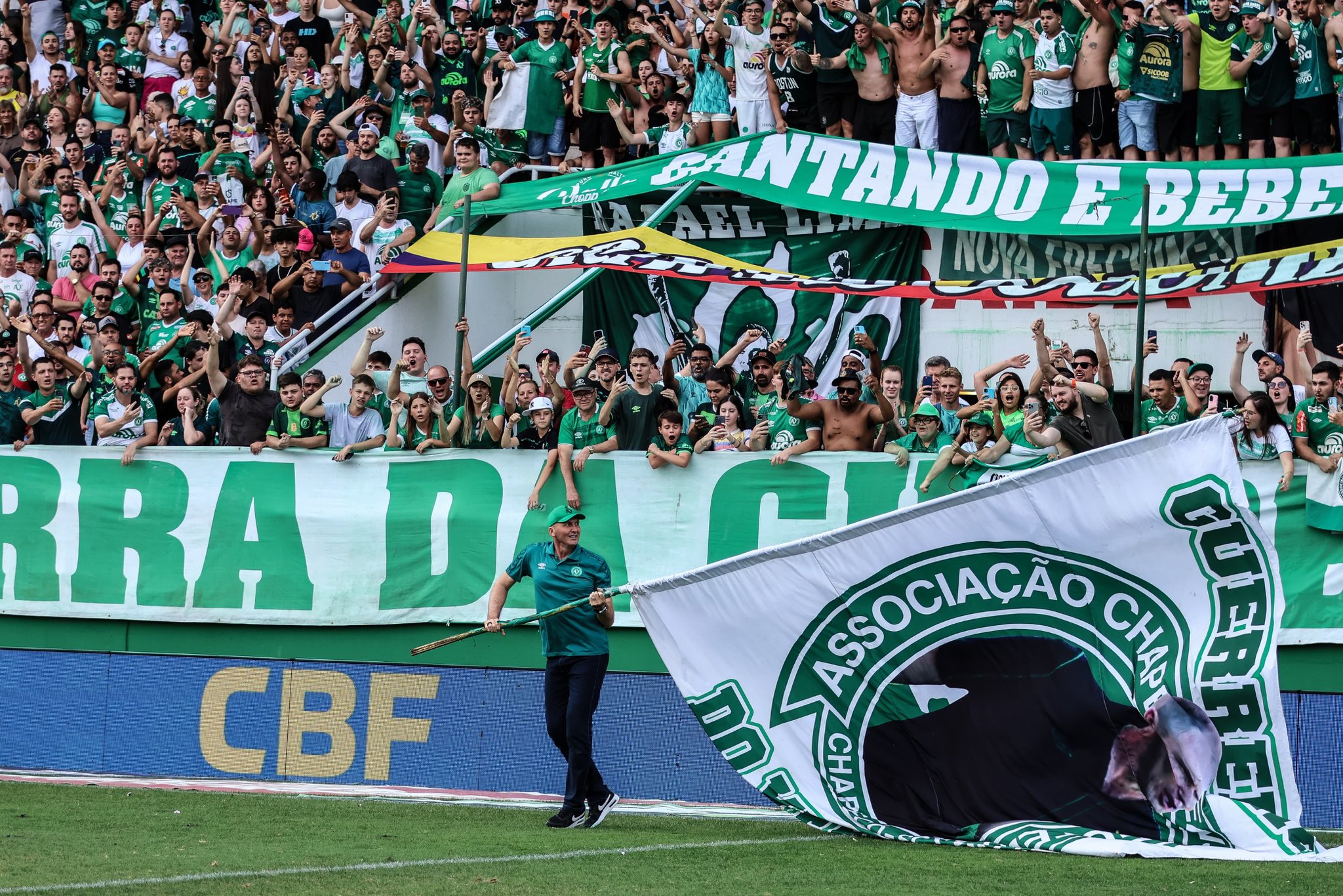 Técnico da Chapecoense comemora permanência na Série B e conta sobre 'puxão de orelha' no intervalo