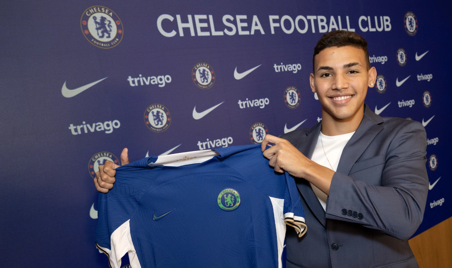 Deivid Washington durante apresentação no Chelsea